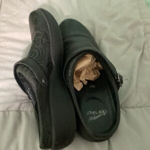 Dansko clogs slip resistant black leather embossed  size 8.5-9 Eu 39